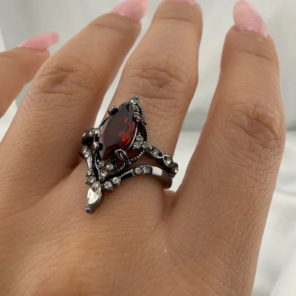 New!!! Vintage Red and Black Gemstone Ring
